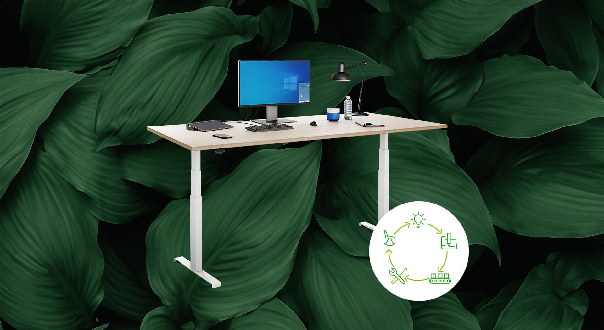 TOF Schreibtisch vor grünem Blätter Hintergrund, im Vordergrund ist ein Icon, das den nachhaltigen Produktkreislauf zeigt