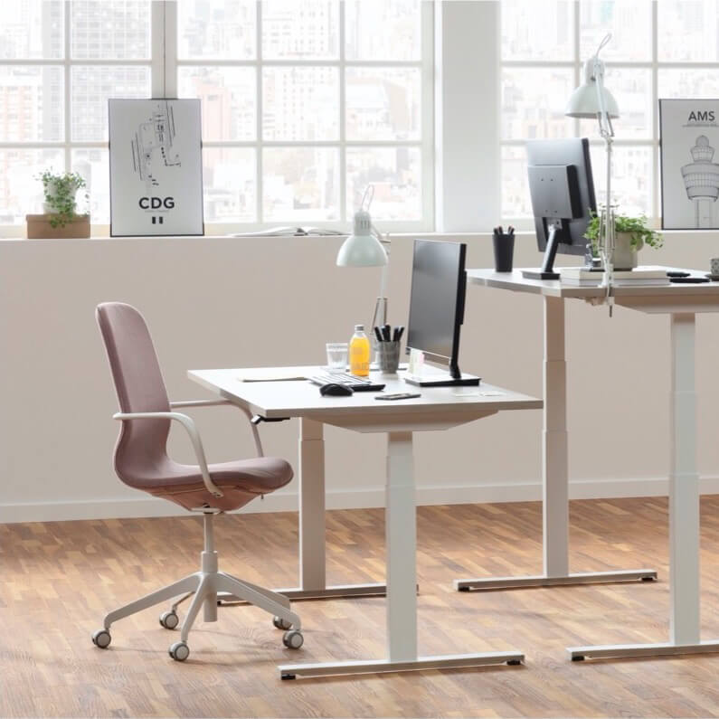 TOF Schreibtisch auf Sitzhöhe und Stehhöhe in modern eingerichtetem Büro